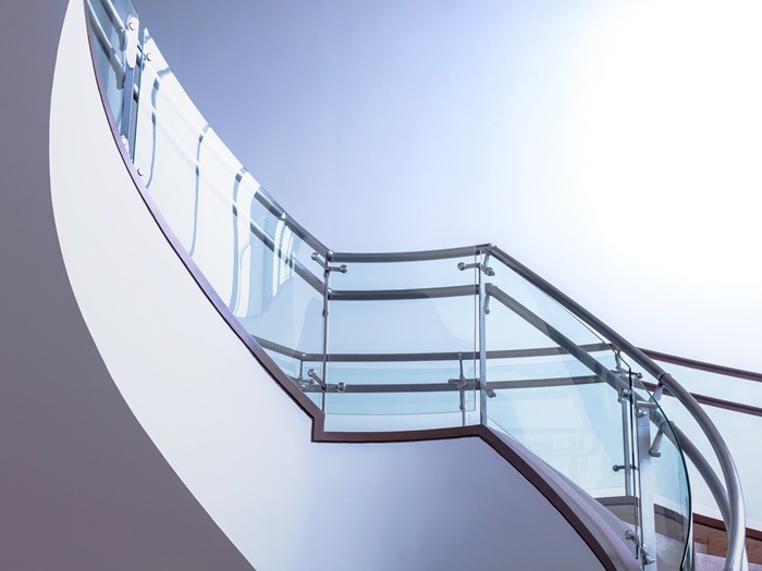弧形玻璃楼梯的分类 弧形楼梯安装步骤